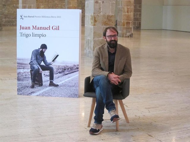 El escritor Juan Manuel Gil, ganador del Premio Biblioteca Breve 2021 con 'Trigo limpio'