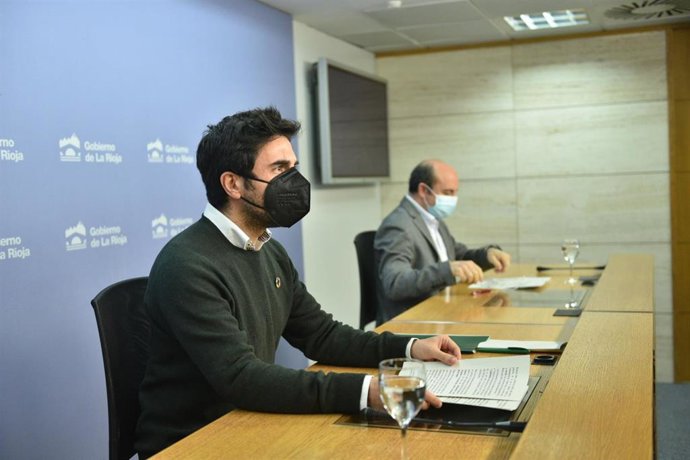 El consejero de Sostenibilidad y Transición Ecológica, Álex Dorado Nájera, junto al director general de Infraestructuras, Vicente Urquía, en comparecencia de prensa