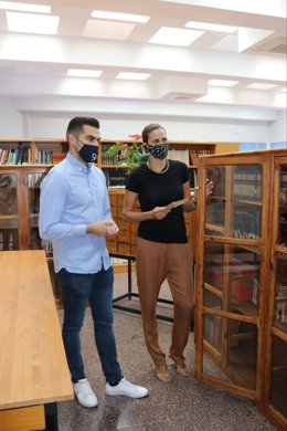 Imagen de la alcaldesa en la Biblioteca tras su reapertura