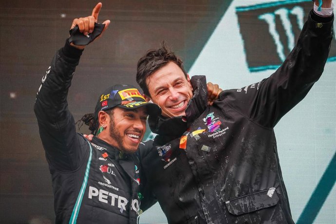 Lewis Hamilton y Toto Wolf (Mercedes)