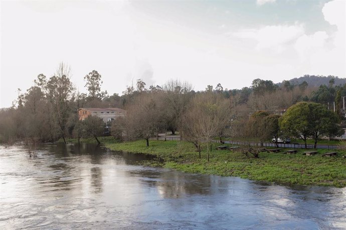 El río Tea desbordado tras las últimas lluvias a su paso por la zona de Praia fluvial Ponte das Partidas en Ponteareas, Pontevedra, Galicia (España), a 3 de febrero de 2021. Las lluvias registradas en Galicia durante las últimas horas han provocado un a