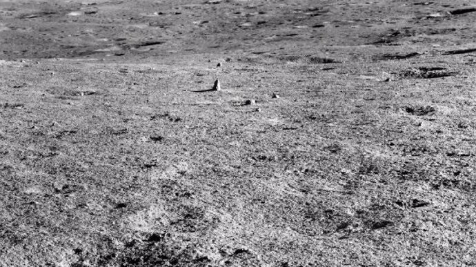 Imagen de la superficie lunar tomada por la misión Chang'e 4