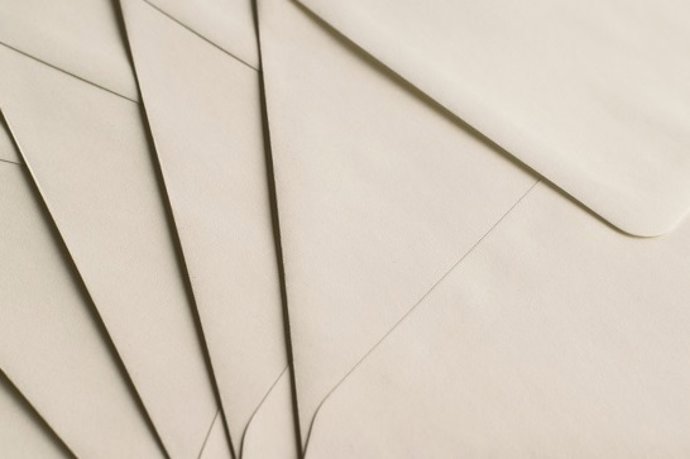 Cartas para emitir el voto por correo el 14F.