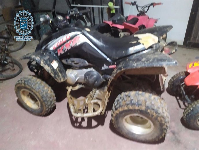 Quads que conducían dos menores de edad que iban junto a su padre, quien a su vez llevaba una motocicleta de motocross junto a otro hijo de dos años en Málaga