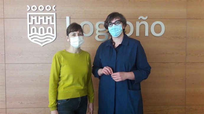 La concejala Carmen Urquía con la directora de la biblioteca Rafael Azcona, Esther Felipe