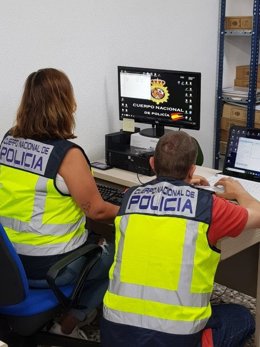 Agentes de la Policía Nacional, durante la investigación