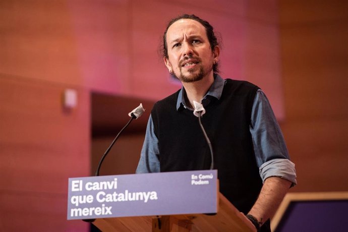 (I-D) El secretario general de Podemos y vicepresidente segundo del Gobierno, Pablo Iglesias, interviene durante el acto central de campaña de En Comú Podem para las elecciones catalanas.