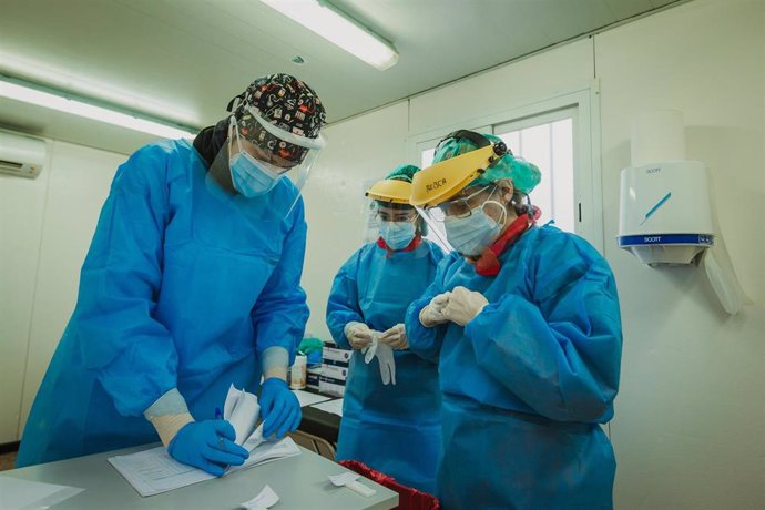 Tres enfermeras finalizan un cribado en el exterior de un centro de salud