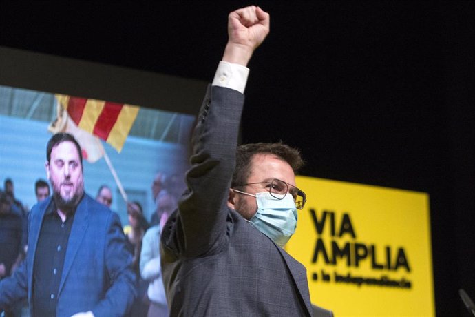 El vicepresidente de la Generalitat y candidato de ERC a las elecciones catalanas, Pere Aragons interviene durante un acto central de campaña electoral en Girona, Cataluña (España), a 7 de febrero de 2021.