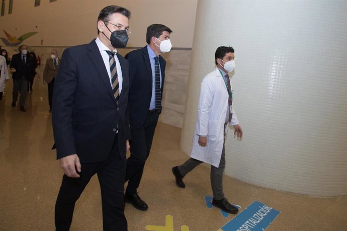 El alcalde de Granada, Luis Salvador, el vicepresidente de la Junta, Juan Marín, y el director gerente del Hospital San Cecilio, Manuel Reyes