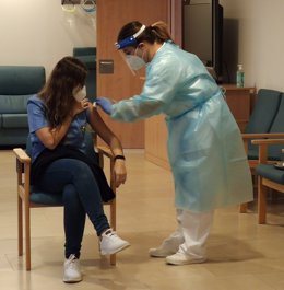 Vacunación de la COVID-19 en una de las residencias de Baleares.