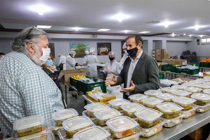 El consejero municipal de Acción Social del Ayuntamiento de Zaragoza, Ángel Lorén, en la parroquia del Carmen