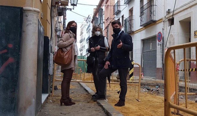 Pérez visita unas obras del Ayuntamiento en la vía pública