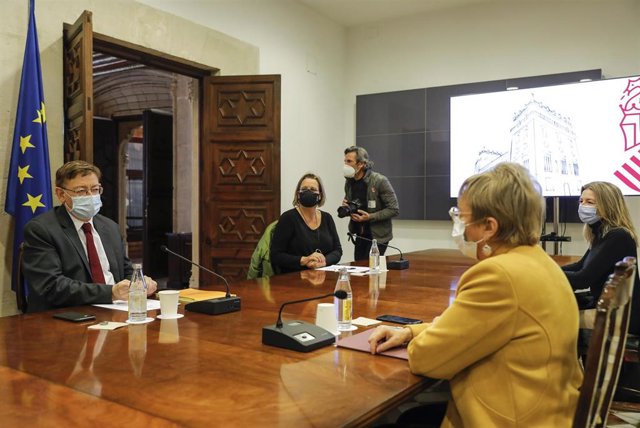 El presidente de la Generalitat, Ximo Puig, se reúne con la consellera de Sanidad, Ana Barceló, y otros altos cargos