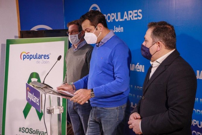 Juan Diego Requena (c), junto a Miguel Contreras y Francisco Palacios.