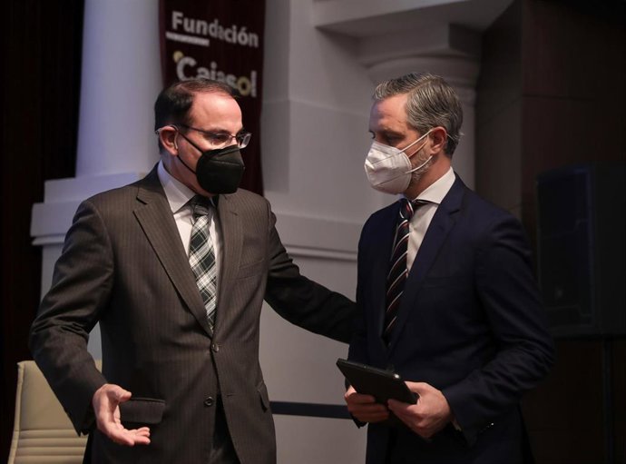 El presidente de la CEA, Javier González de Lara, y el consejero de Hacienda, Juan Bravo, este lunes en el Desayuno Informativo de Europa Press Andalucía.