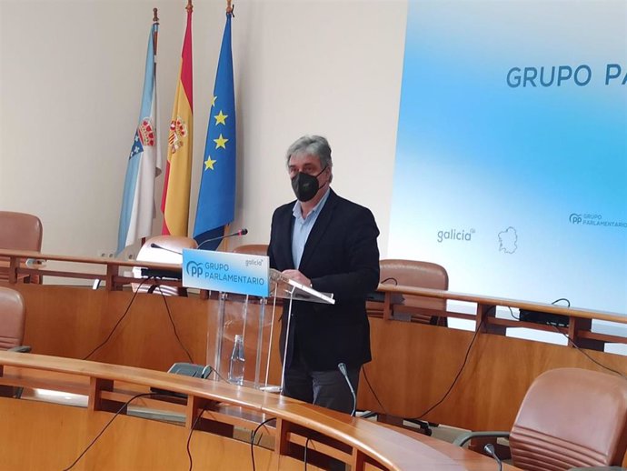 El portavoz parlamentario del PPdeG, Pedro Puy, en una rueda de prensa en la Cámara gallega