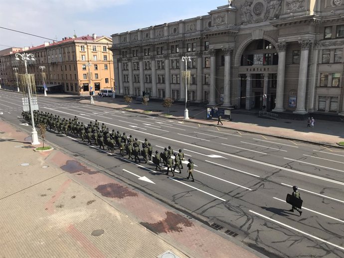 30 August 2020, Belarus, Minsk: Soldiers walk along the blocked Independence Square, ahead of a planned mass demonstration against President Alexander Lukashenko. The Interior Ministry has warned citizens not to take part in the unauthorized rally and h