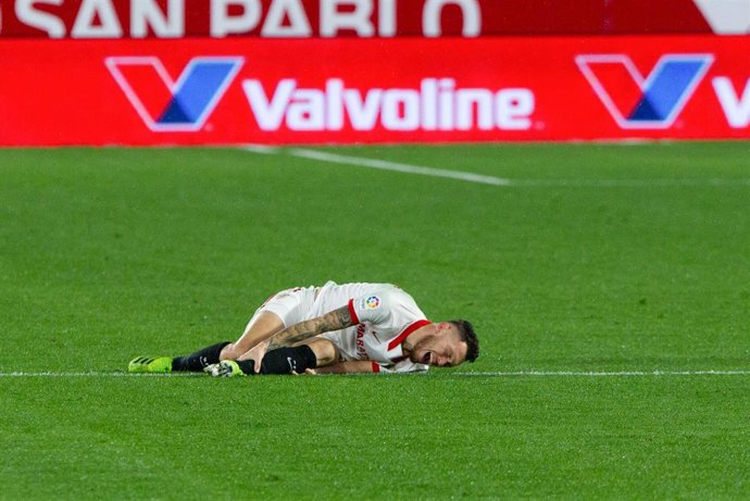 Lucas Ocampos se duele tras caer lesionado
