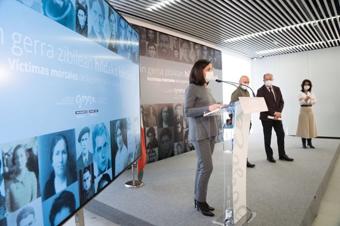La consejera Artolazabal, en la presentación de la versión web de la base de datos de víctimas mortales de la Guerra Civil en Euskadi