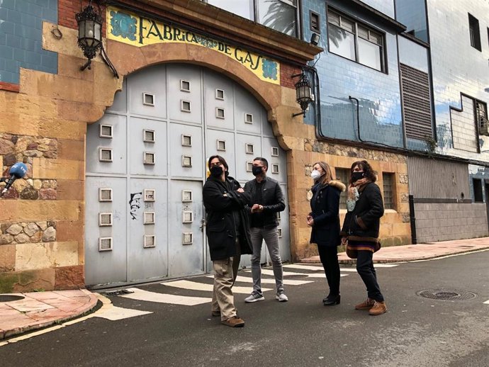 Miembros de IU y Podemos en la Fábrica de Gas.