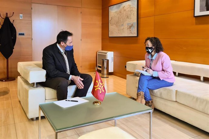 El consejero de Obras Públicas, Ordenación del Territorio y Urbanismo, José Luis Gochicoa, se reúne con la alcaldesa de Molledo, Verónica Mantecón