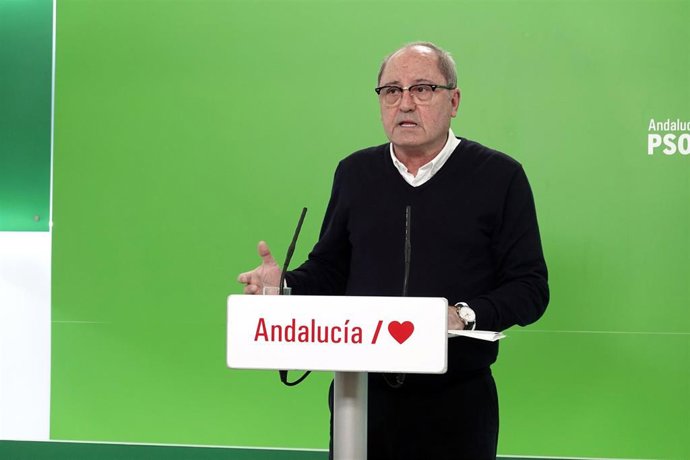 El secretario de Organización del PSOE-A, Juan Cornejo, en rueda de prensa este lunes.