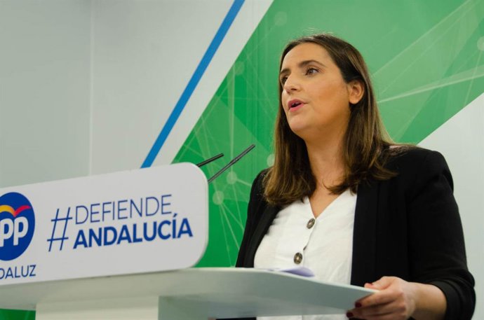 La portavoz de Salud del PP-A en el Parlamento andaluz, Beatriz Jurado, en rueda de prensa. (Foto de archivo).