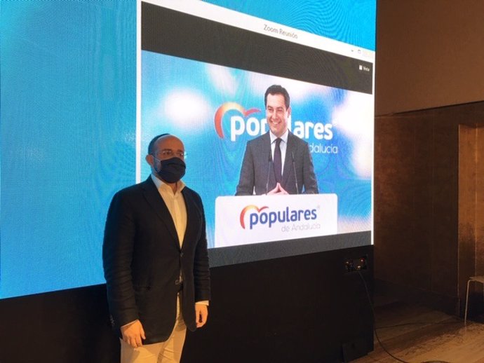 El candidat del PP a les eleccions catalanes del 14-F, Alejandro Fernández, i el president de la Junta d'Andalusia, Juan Manuel Moreno (per videoconferncia), en un acte a Barcelona.