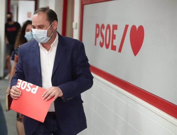 El ministro de Transportes, Movilidad y Agenda Urbana, y Secretario de Organización del PSOE, José Luis Ábalos, se dirige a ofrecer una rueda de prensa en la sede del partido en Madrid