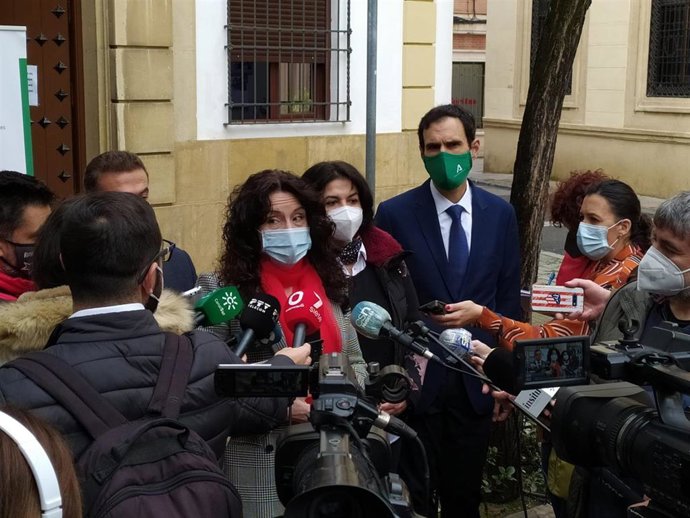 Rocío Ruiz (centro) atiende a los periodistas en Córdoba junto a Eva Timoteo y Antonio López.