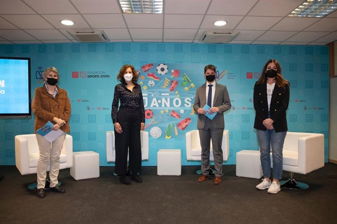 La presidenta del CSD, Irene Lozano, el Director General de Deporte Joven, Félix Jordán, y la exinternacional de balonmano Eli Pinedo en el 25 aniversario de la fundación del CSD.