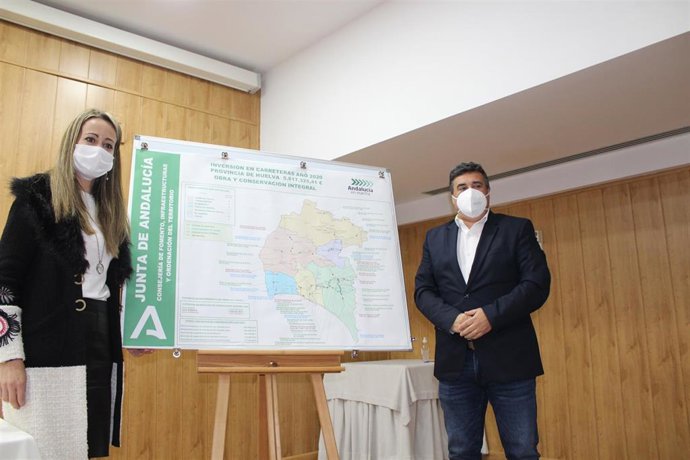 La delegada de la Junta en Huelva, Bella Verano, y el delegado territorial de Fomento, Infraestructuras y Ordenación del Territorio, José Manuel Correa, en rueda de prensa.