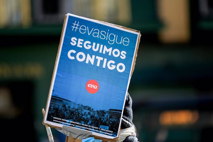 Un cartel en el que se lee: `EVA sigue, Seguimos contigo