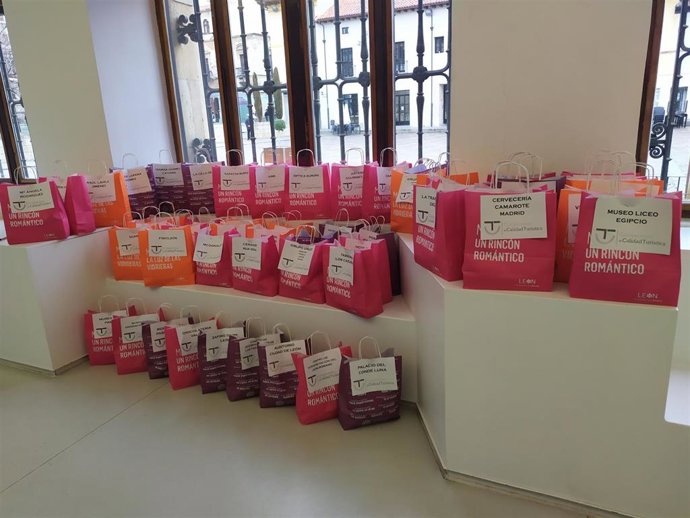Bolsas de entrega de material del Ayuntamiento de León al proyecto León, Compromiso de Calidad Turística-SICTED.