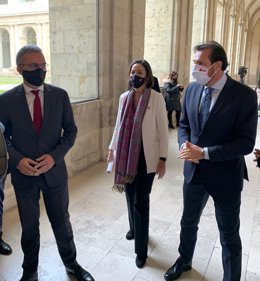 La ministra de Industria, Comercio y Turismo, flanqueada por el delegado del Gobierno en Castilla y León, Javier Izquierdo, y el alcalde de Valladolid, Óscar Puente.