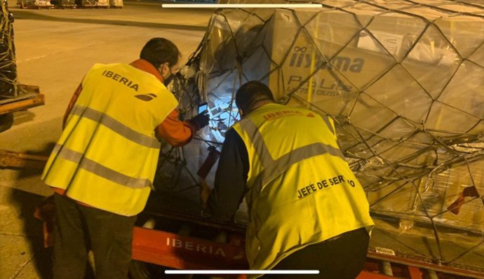 Iberia transporta vacunas de la Covid-19.