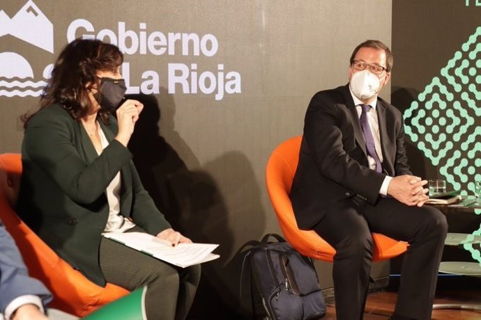 La presidenta del Gobierno riojano junto al secretario general de Industria y PYMES, Raúl Blanco