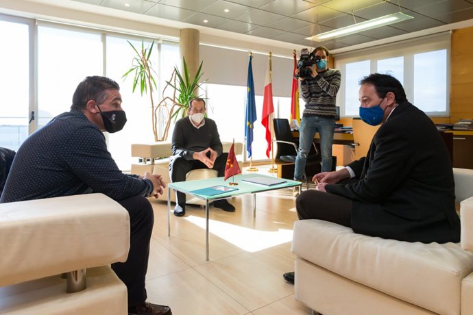 El consejero de Obras Públicas, Ordenación del Territorio y Urbanismo, José Luis Gochicoa, recibe al alcalde de Argoños, José Barruetabeña.