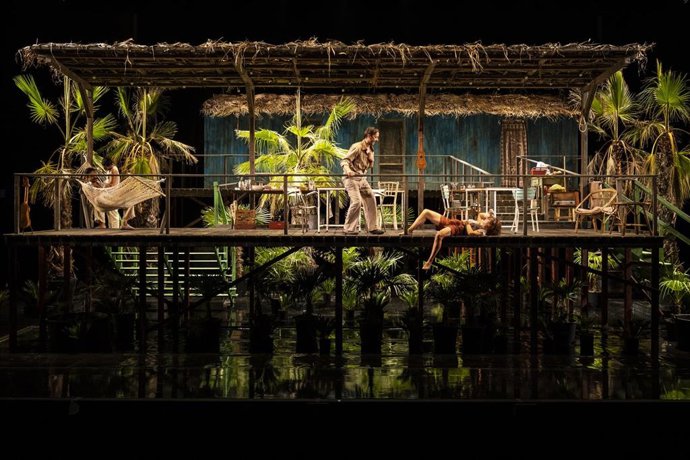 Imagen de la obra teatral 'La nit de la iguana', de Carlota Subirós, adaptación de la obra homónima de Tennessee Williams.