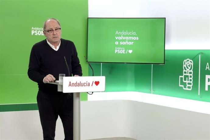 El secretario de Organización del PSOE-A, Juan Cornejo, en rueda de prensa.