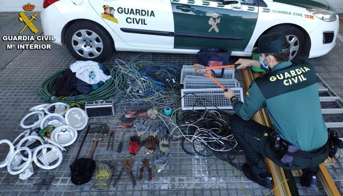 AM.- Detienen a dos vigueses por 13 robos y hurtos de cableado telefónico y en establecimientos del sur de Pontevedra
