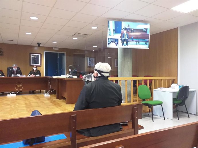 Un septuagenario, juzgado en la sede de Vigo de la audiencia provincial, por dos supuestos delitos de abuso sexual a menores y un delito de tenencia ilícita de armas.
