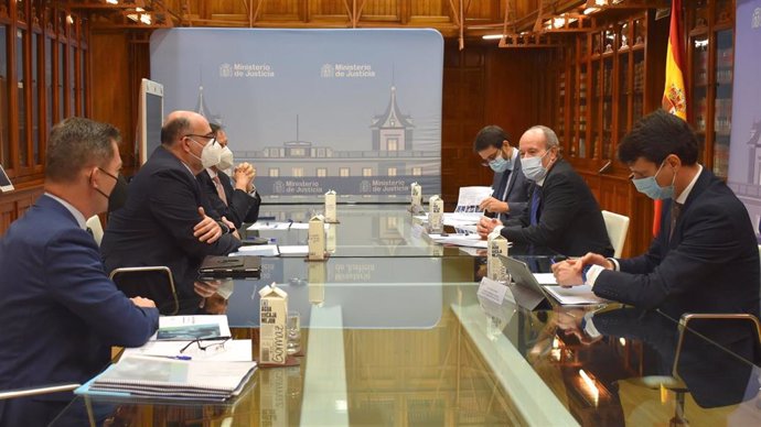 El ministro de Justicia, Juan Carlos Campo, se reúne con el presidente ejecutivo de Telefónica España, Emilio Gayo.