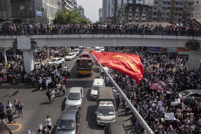 Protestas contra la junta militar en Rangún