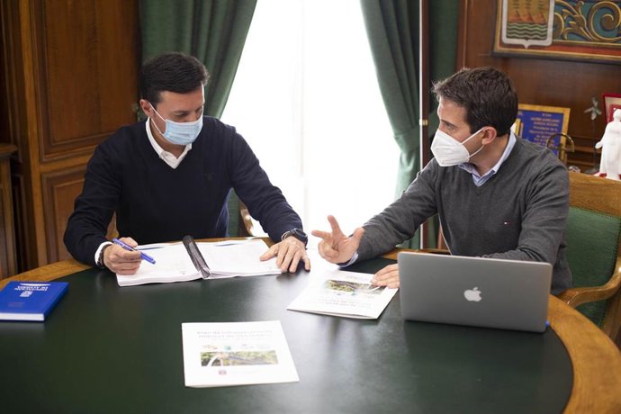 Javier Aureliano García y Óscar Liria en una reunión de trabajo