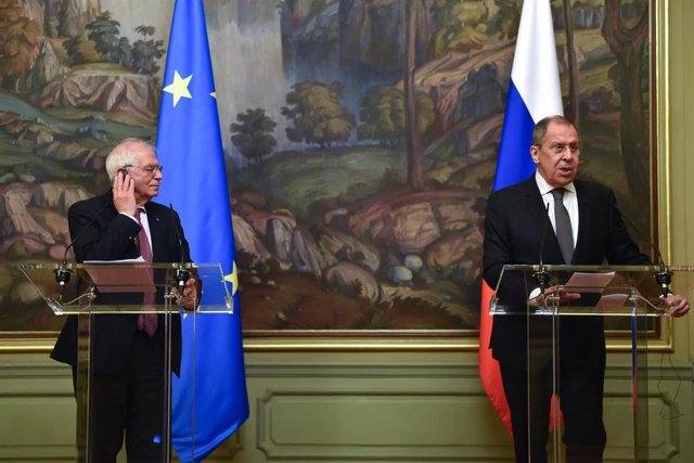 El Alto Representante de la UE para Política Exterior, Josep Borrell (i), en una rueda de prensa junto al ministro de Exteriores de Rusia, Sergei Lavrov (d)