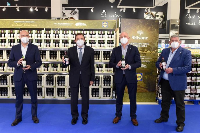 El ministro de Agricultura, Luis Planas, del director general de Lidl España, Claus Grande, el director general de Compras de Lidl, Miguel Paradela, y el secretario general de UPA, Lorenzo Ramos, presentan el acuerdo del aceite de olivar tradicional