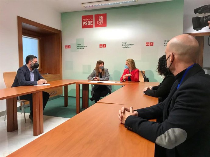 Verónica Pérez y la alcalde de Alcalá de Guadaíra, junto a otros miembros socialista