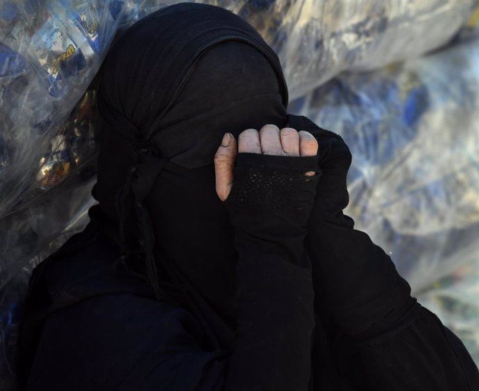 Una mujer con niqab en el campamento de familiares de milicianos de Estado Islámico en Al Hol, en Siria